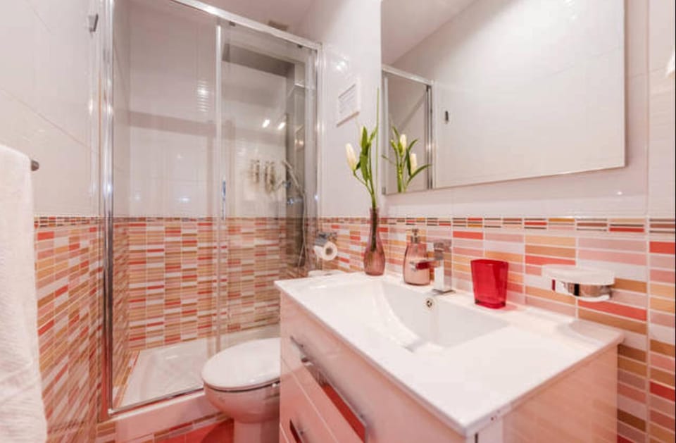 Bathroom, Photo of the whole room, Decorative detail, Decorative detail