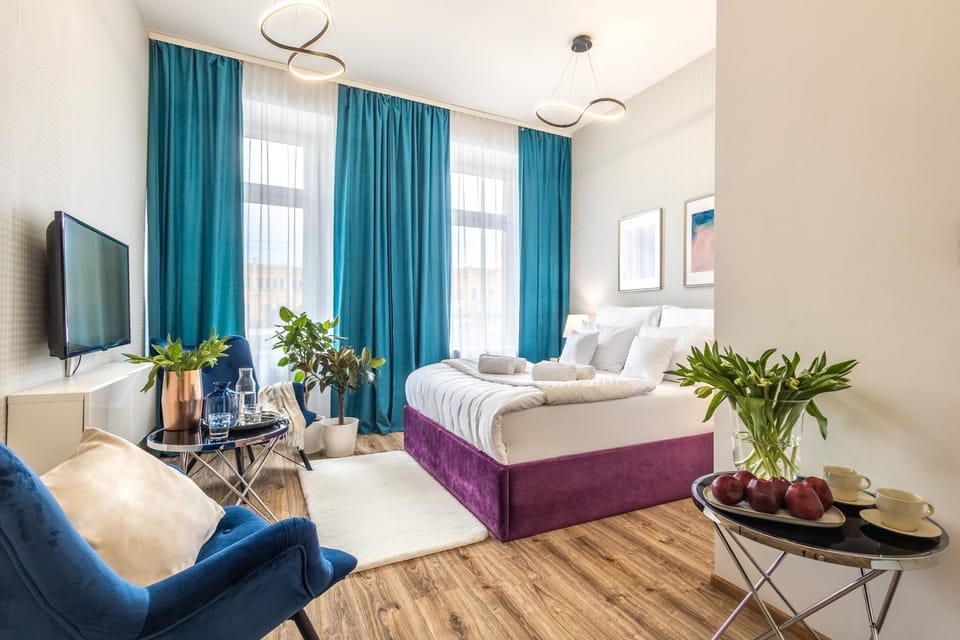 Bed, TV and multimedia, Living room, Photo of the whole room, Seating area, Bedroom