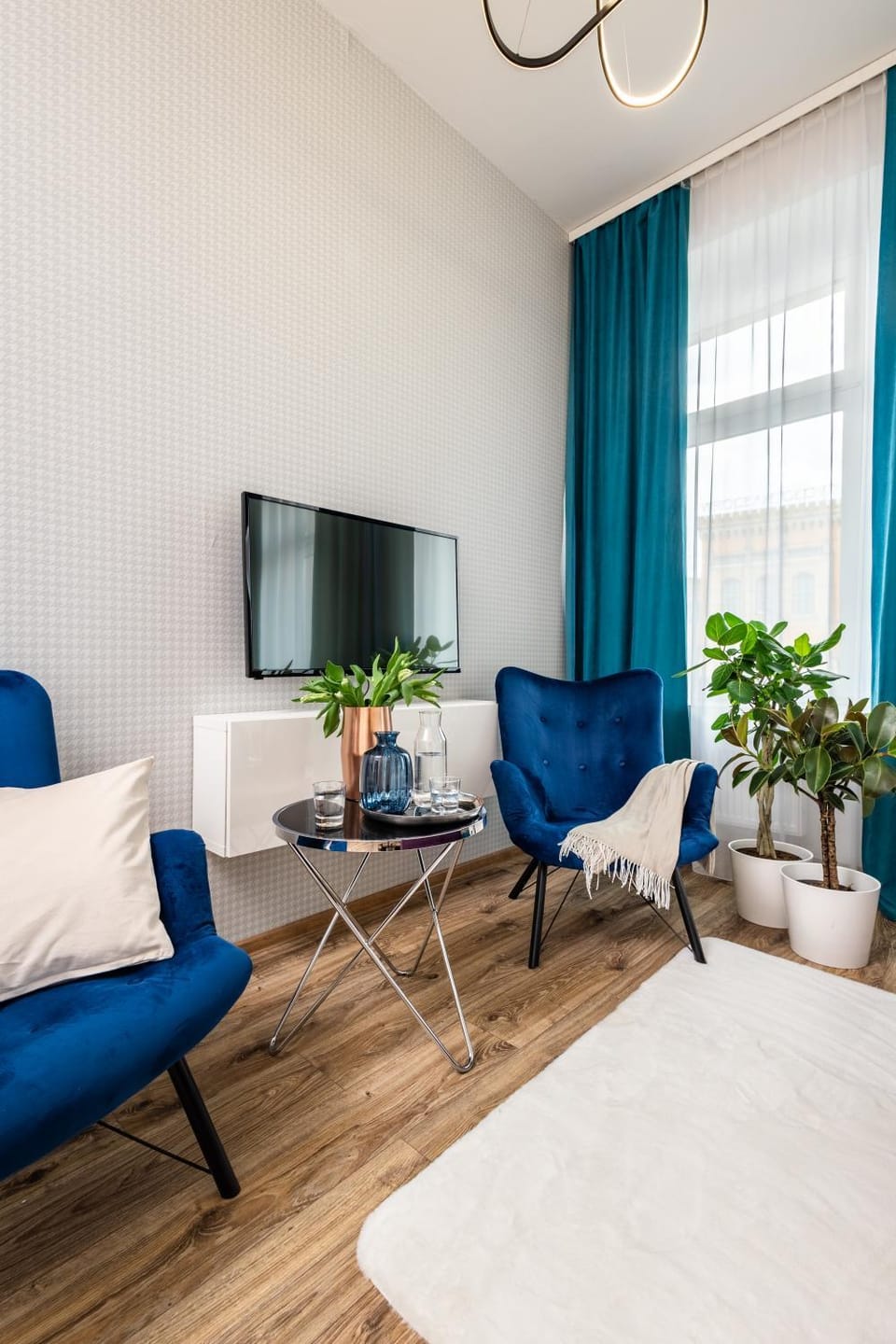 Bed, TV and multimedia, Living room, Seating area, Bedroom