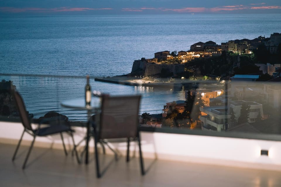 Property building, Night, Balcony/Terrace, Balcony/Terrace, Beach, Beach, City view, Landmark view, Landmark view, Sea view, Sea view