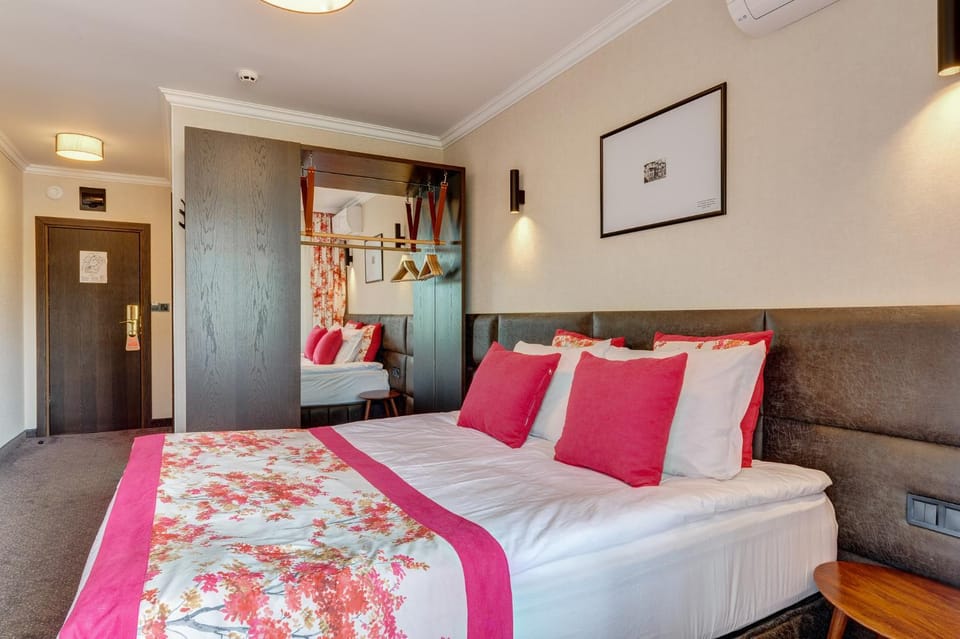 Photo of the whole room, Bedroom, wardrobe