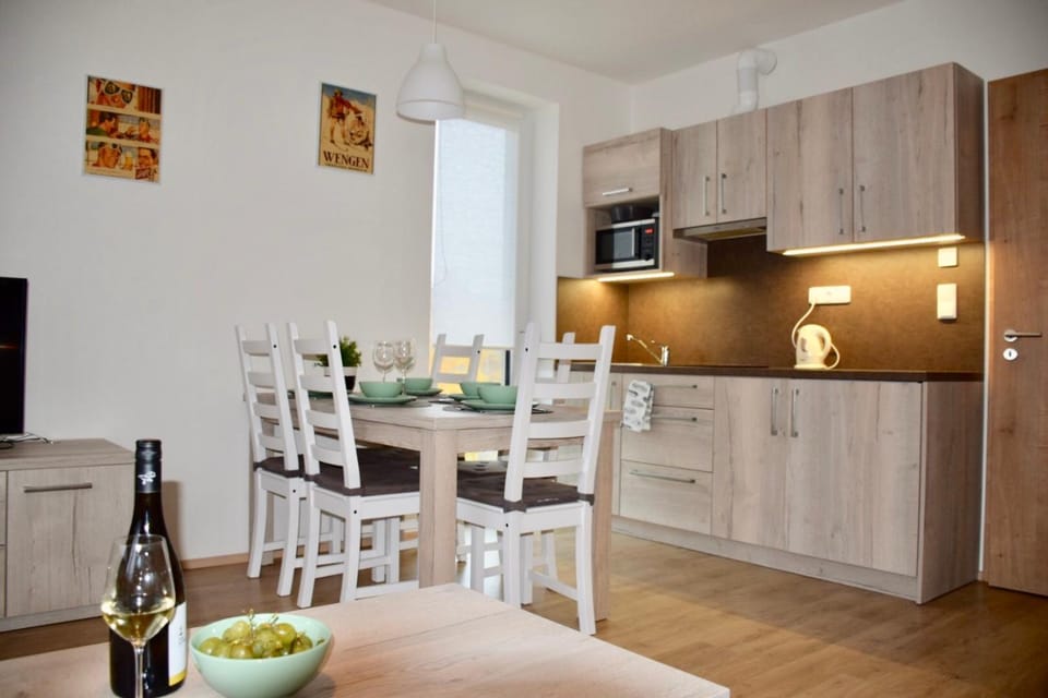 Kitchen or kitchenette, Seating area, Dining area