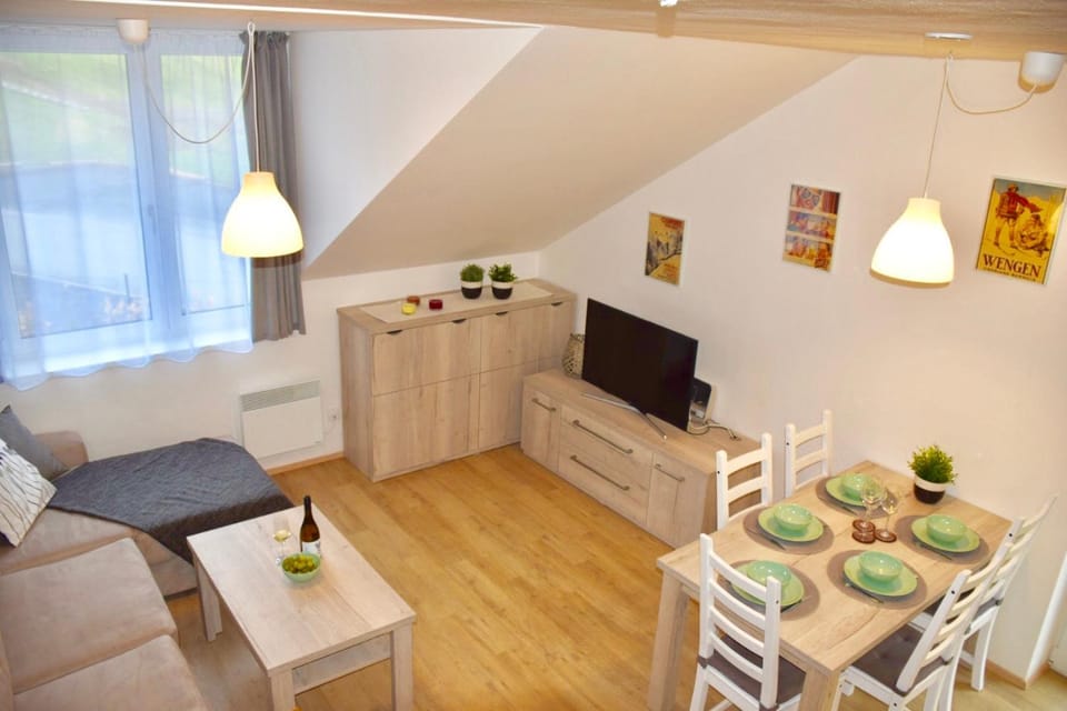 TV and multimedia, Living room, Seating area, Dining area