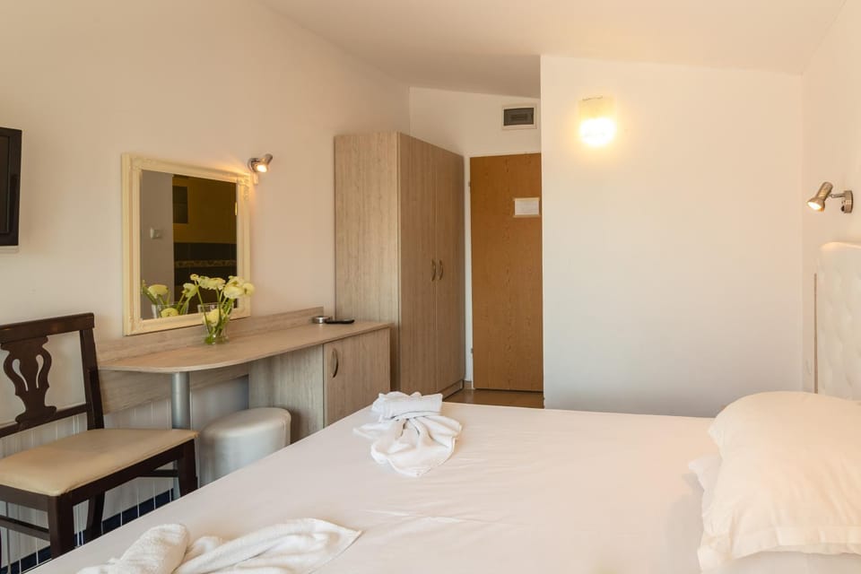 Bathroom, Balcony/Terrace, Photo of the whole room, Seating area, Bedroom, Quiet street view