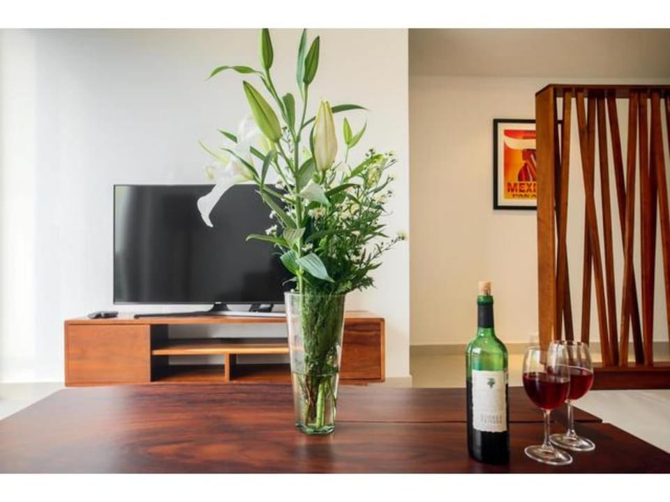 TV and multimedia, Living room, Decorative detail, Seating area
