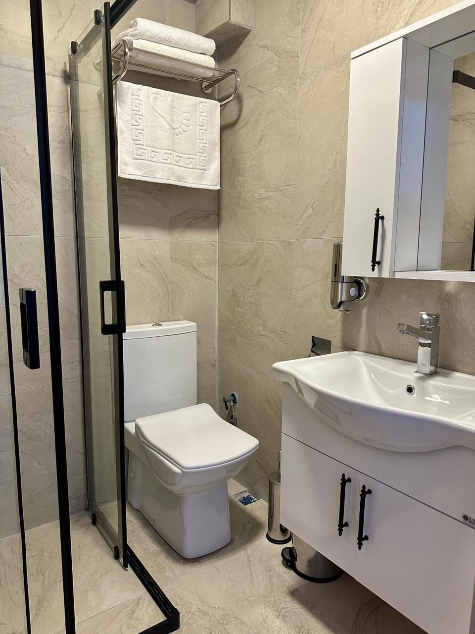 Shower, Toilet, Bathroom, towels