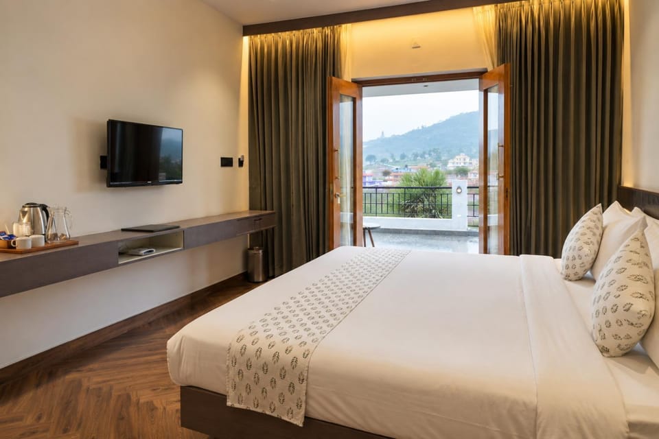 Communal lounge/ TV room, Bed, TV and multimedia, View (from property/room), View (from property/room), Bedroom, Mountain view, Mountain view