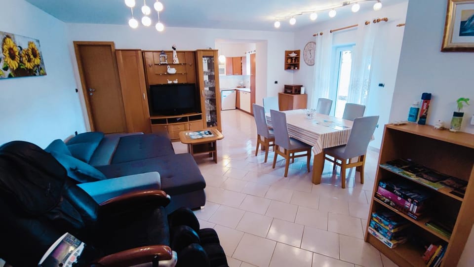 TV and multimedia, Living room, Dining area