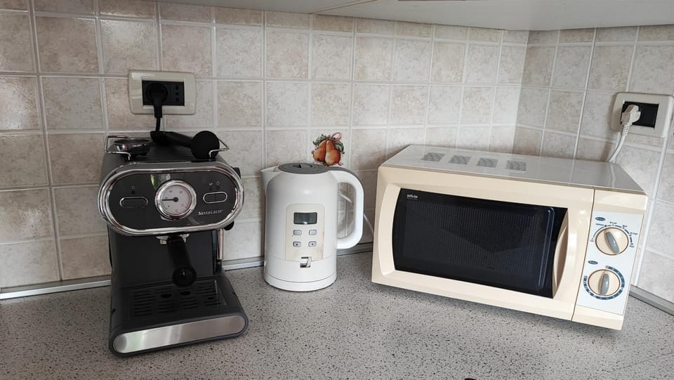 Coffee/tea facilities, Kitchen or kitchenette, microwave