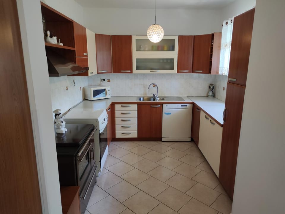 Kitchen or kitchenette, dishwasher, microwave, oven
