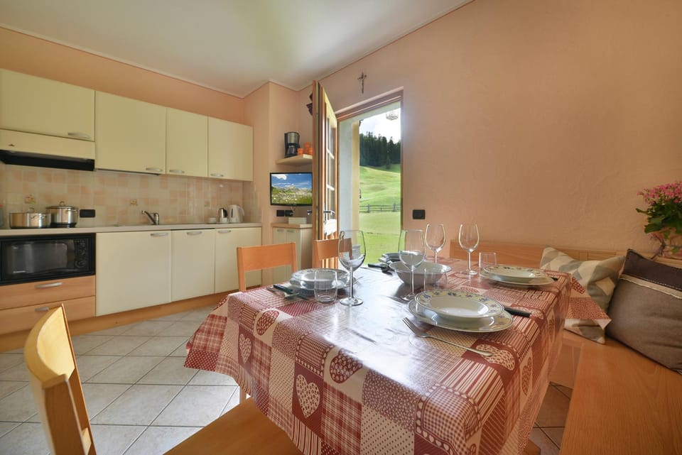 Kitchen or kitchenette, Seating area, Dining area, dishwasher, microwave, stove