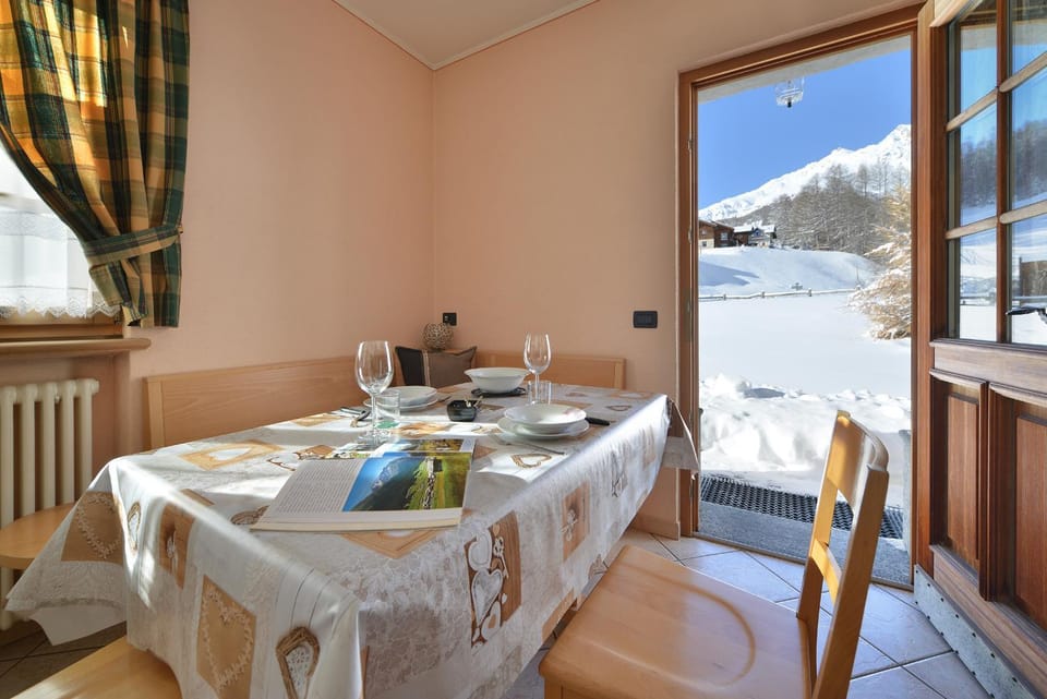 Natural landscape, Living room, Seating area, Dining area, Mountain view