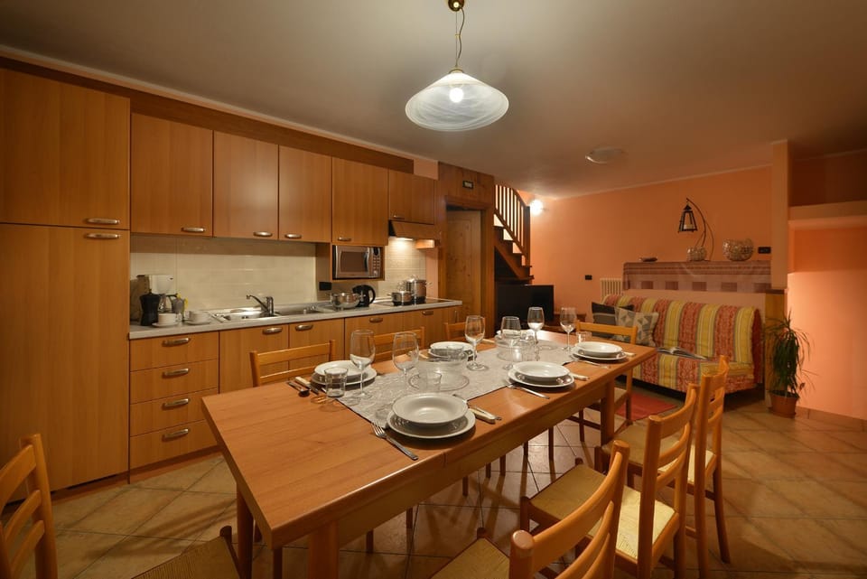 Coffee/tea facilities, Living room, Seating area, Dining area, dishwasher, microwave, stove