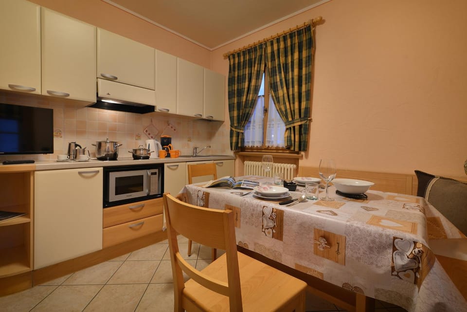 Coffee/tea facilities, Kitchen or kitchenette, Dining area, dishwasher, microwave, stove, toaster
