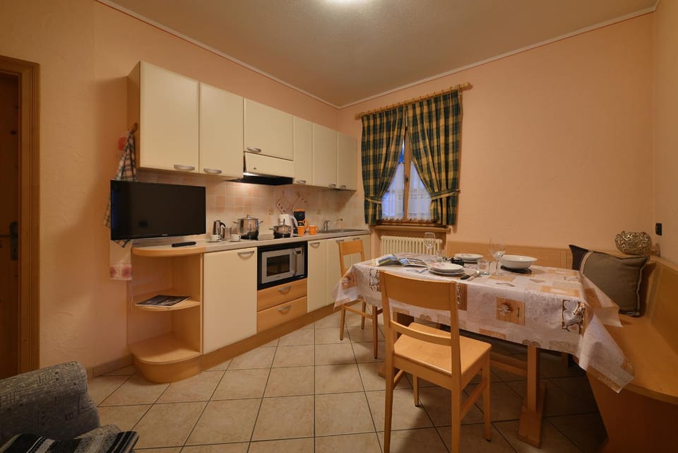 Coffee/tea facilities, Kitchen or kitchenette, Dining area, dishwasher, microwave, stove, toaster