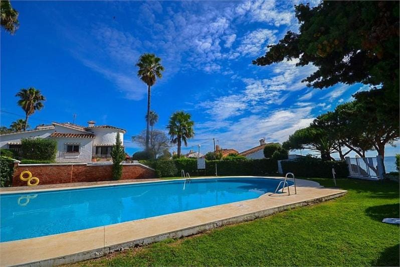 Swimming pool, Swimming pool