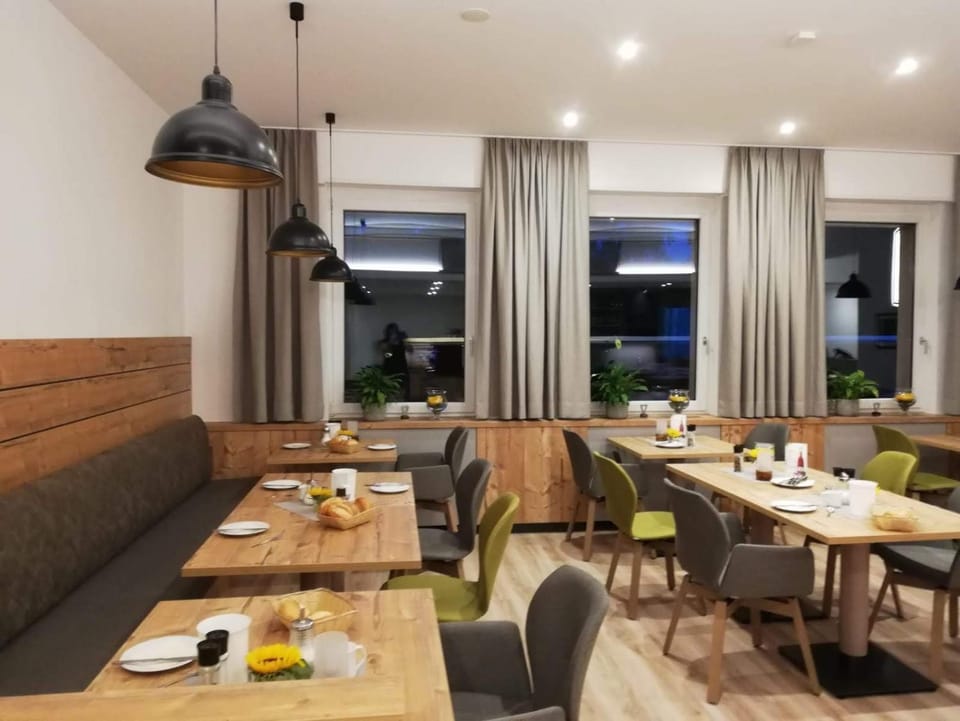 Restaurant/places to eat, Area and facilities