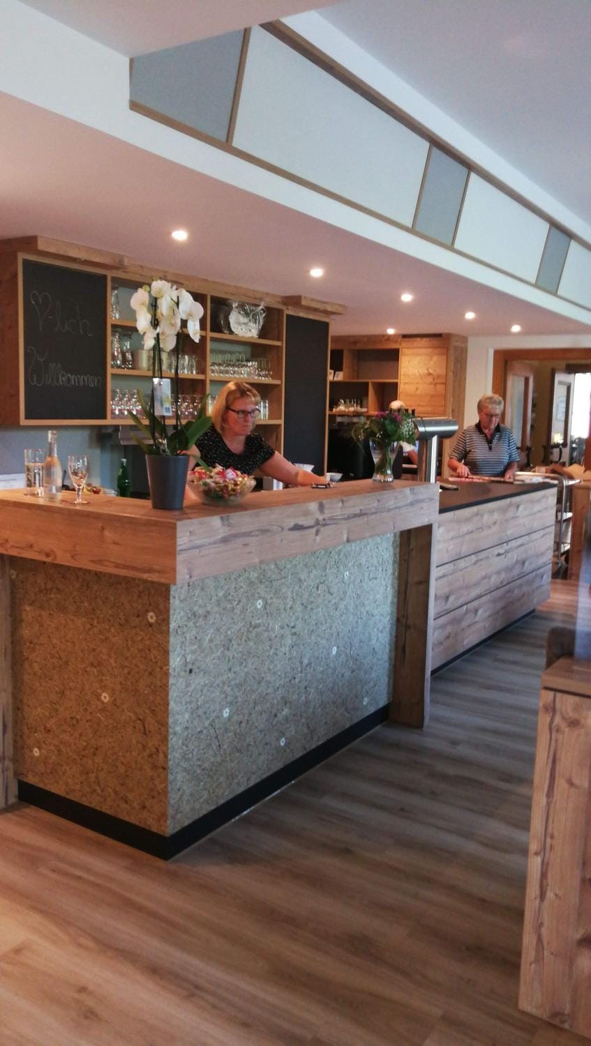 Restaurant/places to eat, Lounge or bar