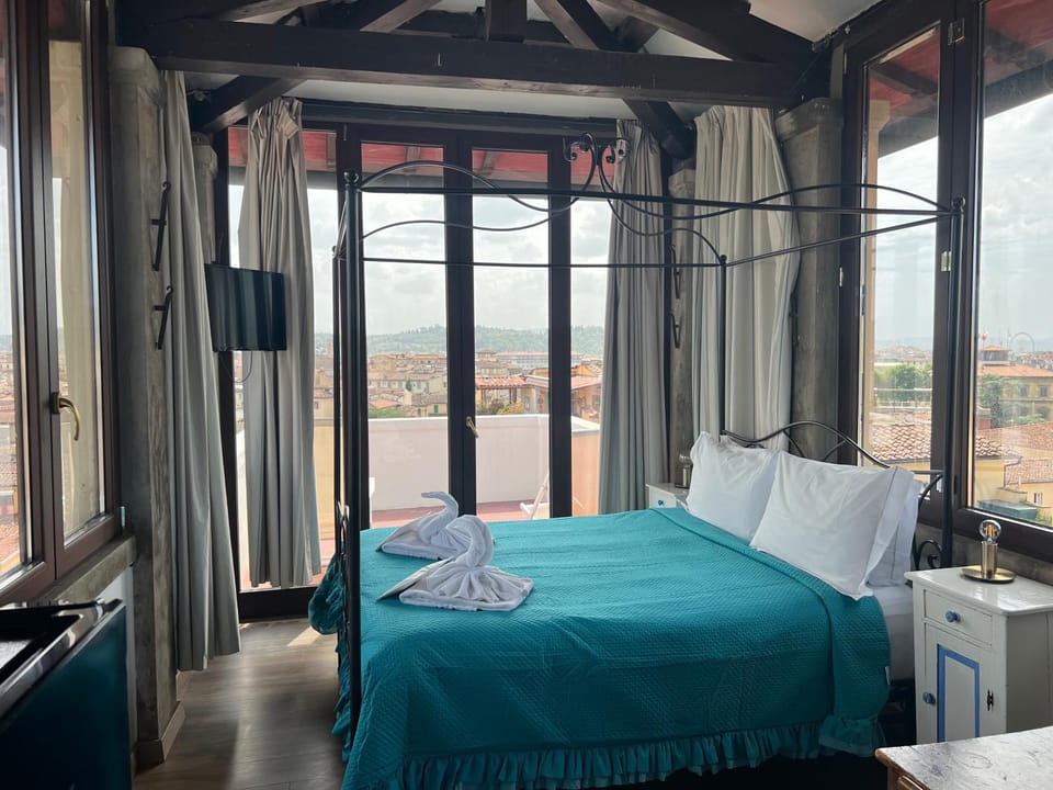 Bed, TV and multimedia, Bedroom