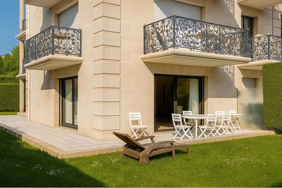 Patio, People, Balcony/Terrace, Dining area, Guests, Meals, Breakfast, older children, internet