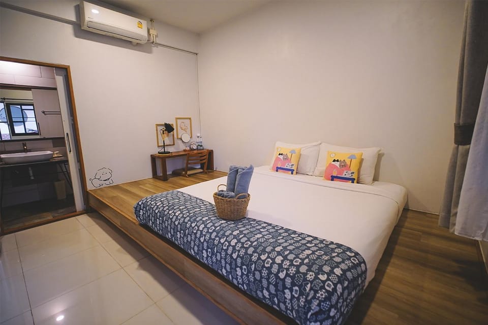 Bed, TV and multimedia, Photo of the whole room, Seating area, Bedroom, Area and facilities, air conditioner