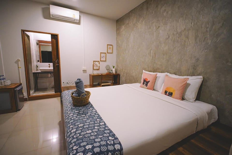 Bed, Photo of the whole room, Bedroom, Area and facilities, air conditioner