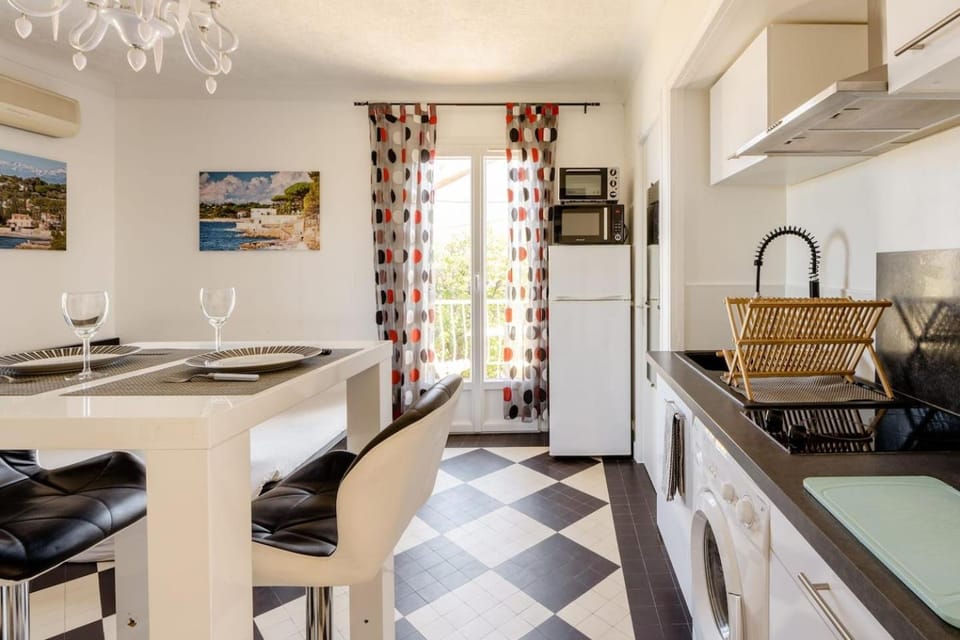 Studio Antibes - 5min des plages - Parking gratuit - Climatisation Apartment in Antibes