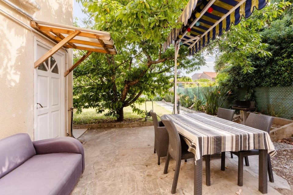 Studio Antibes - 5min des plages - Parking gratuit - Climatisation Apartment in Antibes
