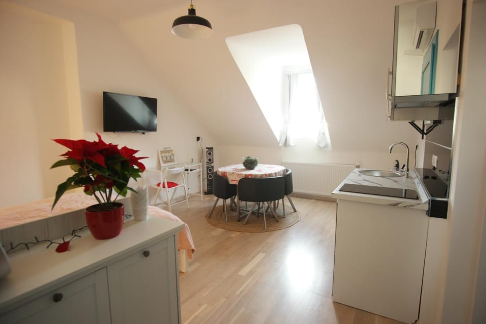 Photo of the whole room, Dining area