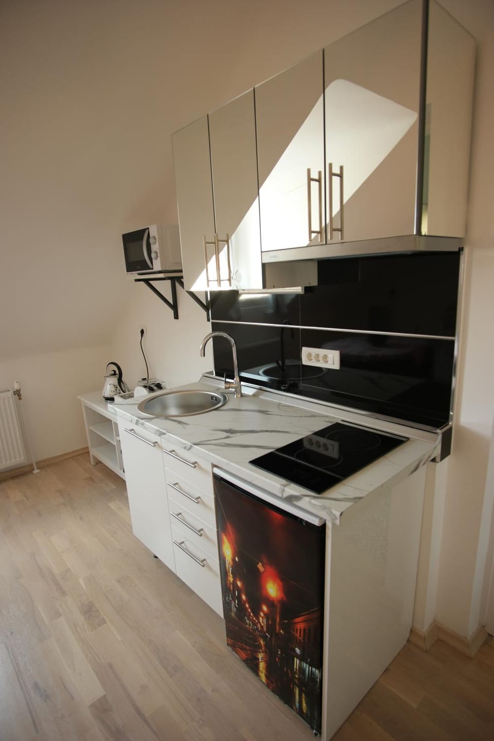 Coffee/tea facilities, Kitchen or kitchenette, Food and drinks, Photo of the whole room, Food