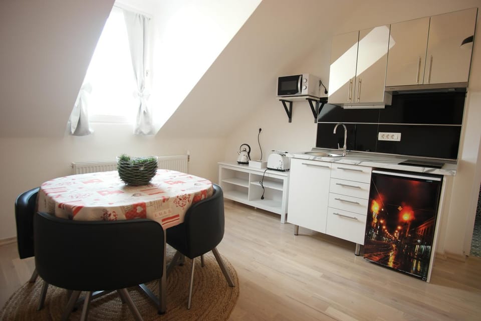 Coffee/tea facilities, Kitchen or kitchenette, Food and drinks, Photo of the whole room, Dining area, Lunch, Dinner