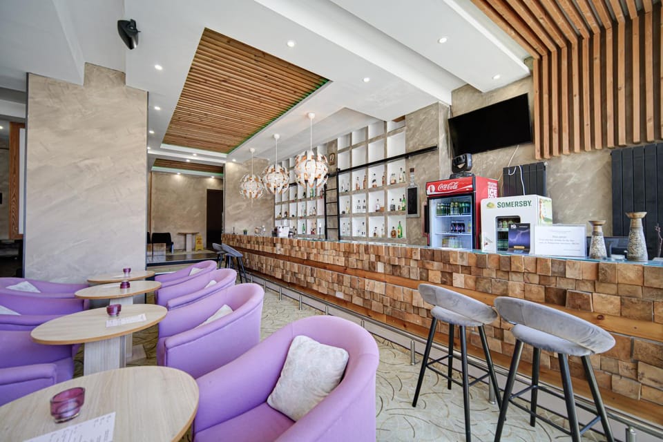 Restaurant/places to eat, Lounge or bar, Seating area