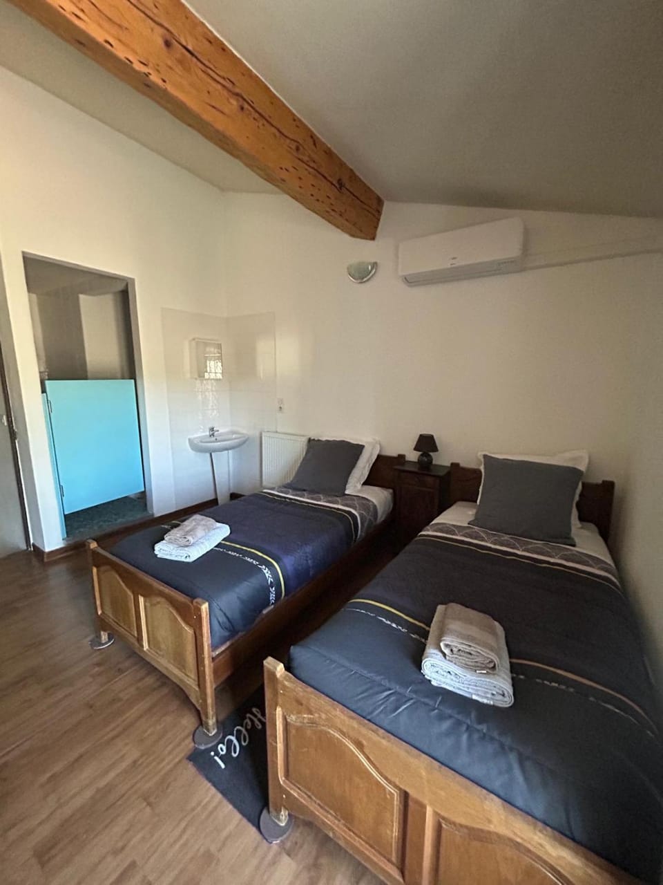 Bed, Photo of the whole room, towels, air conditioner