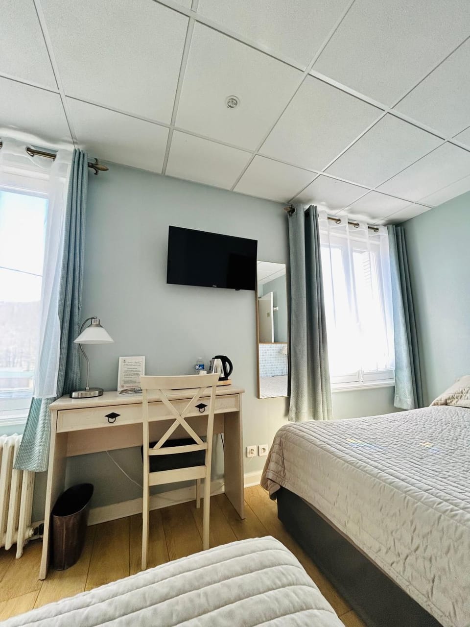 Bed, TV and multimedia, Photo of the whole room