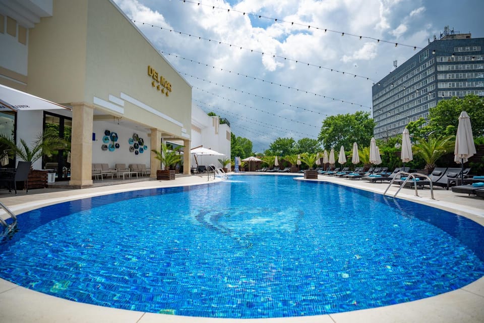Property building, Day, Pool view, Swimming pool, Family, Family, sunbed