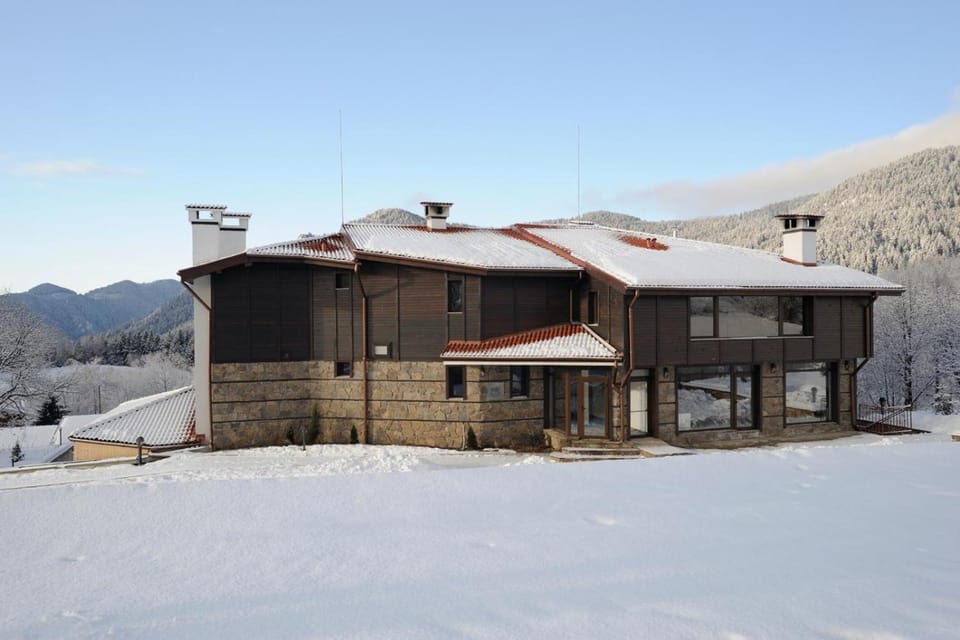 Property building, Day, Natural landscape, Winter, Mountain view