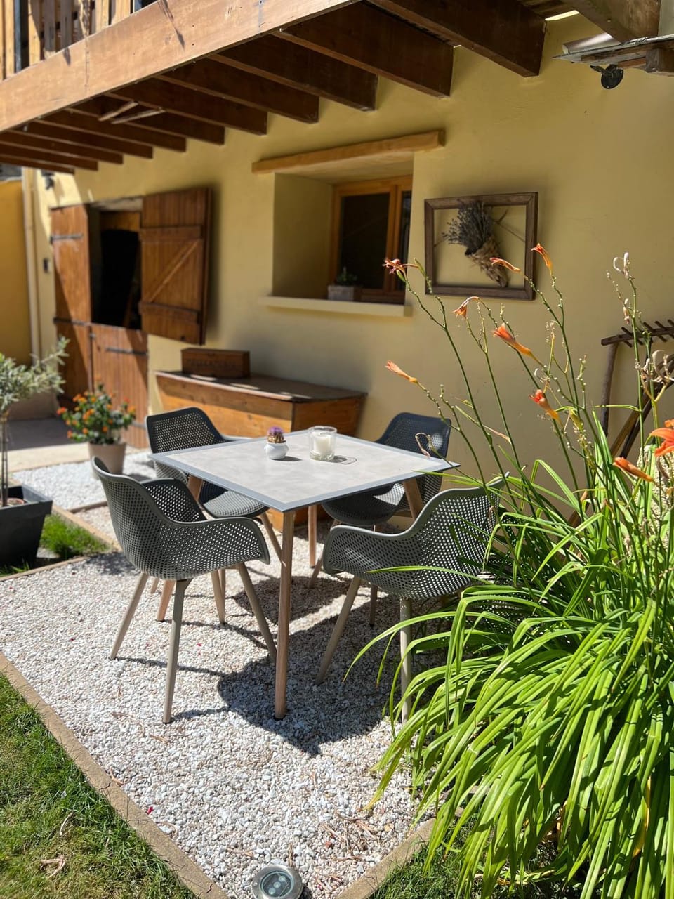 Patio, Spring, Dining area