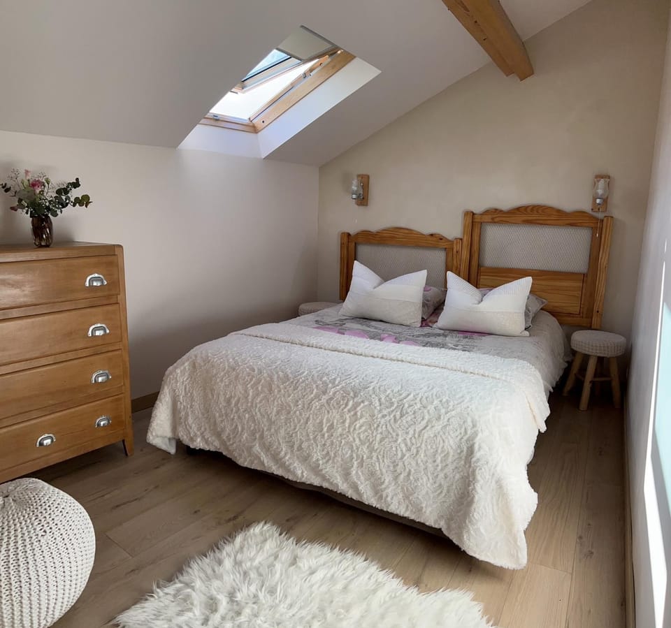 Bed, Photo of the whole room, Bedroom