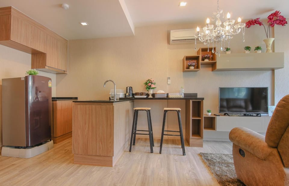 TV and multimedia, Coffee/tea facilities, Kitchen or kitchenette, Living room, Seating area, Dining area, Non alcoholic drinks