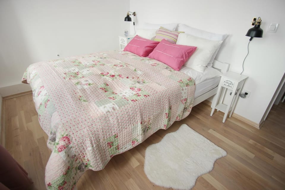 Bed, Day, Photo of the whole room, Bedroom, On site