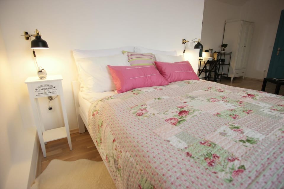 Bed, Photo of the whole room, Bedroom, On site