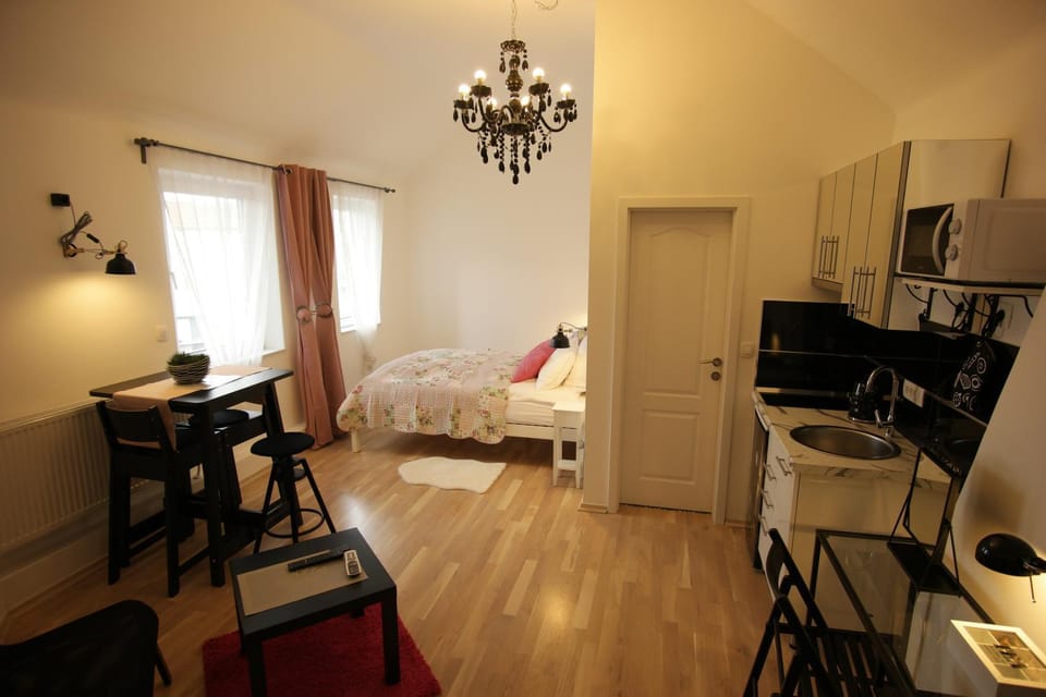 Bed, Coffee/tea facilities, Kitchen or kitchenette, Food and drinks, Photo of the whole room, Dining area, Bedroom, On site