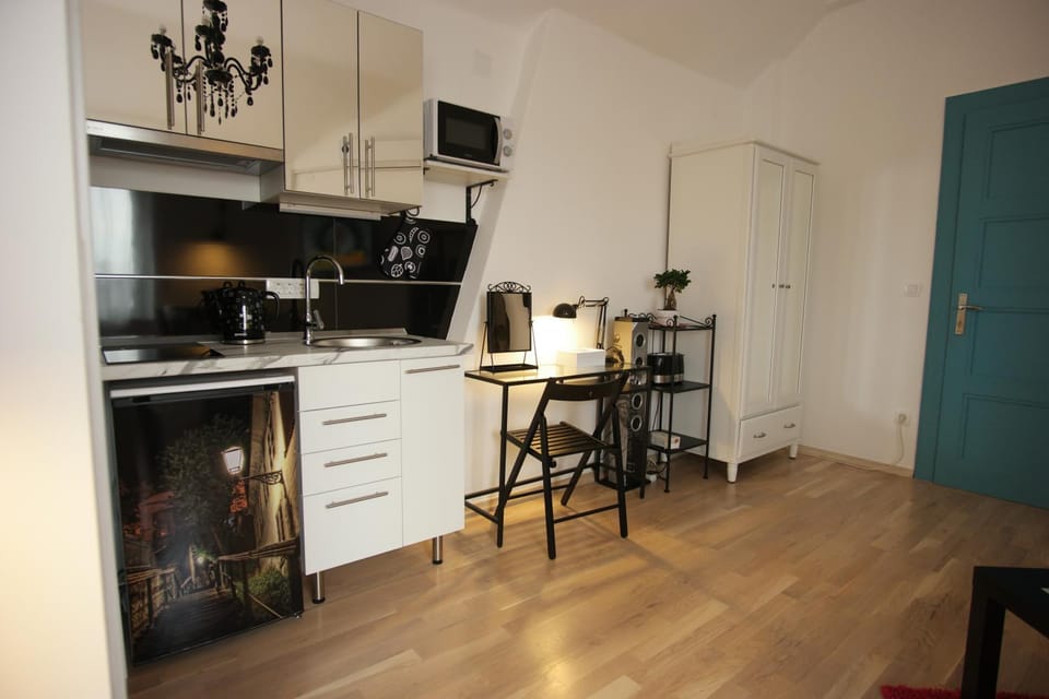 Coffee/tea facilities, Kitchen or kitchenette, Food and drinks, Photo of the whole room, On site