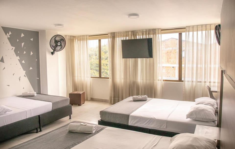 Bed, TV and multimedia, Photo of the whole room, Bedroom, Street view, fireplace, towels