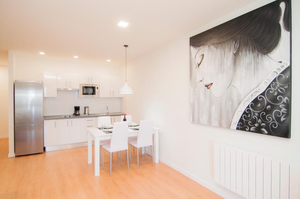 Kitchen or kitchenette, Dining area
