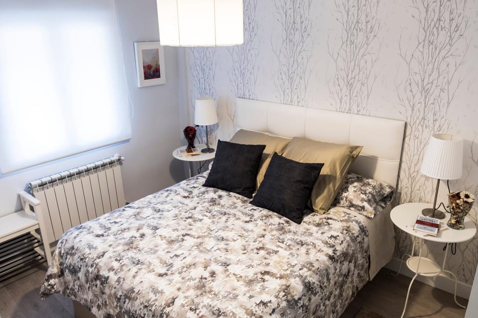 Photo of the whole room, Bedroom