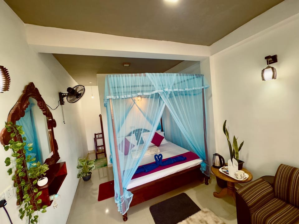 Bed, Photo of the whole room, Seating area, Bedroom