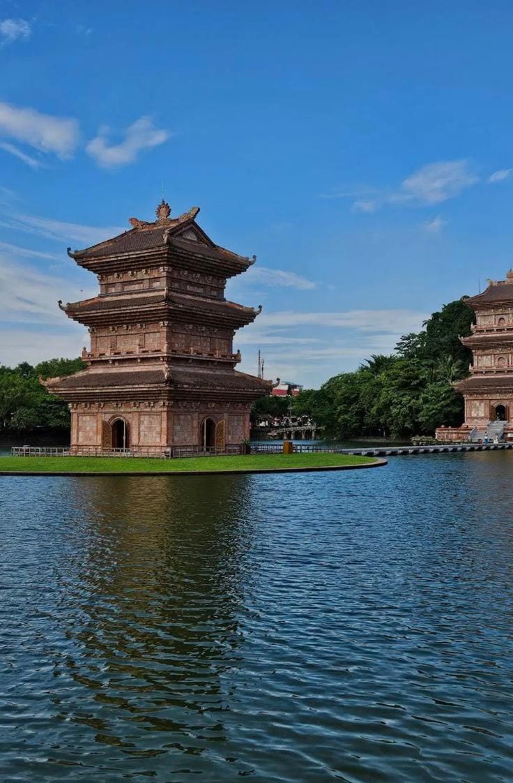 Nearby landmark, Neighbourhood, Natural landscape