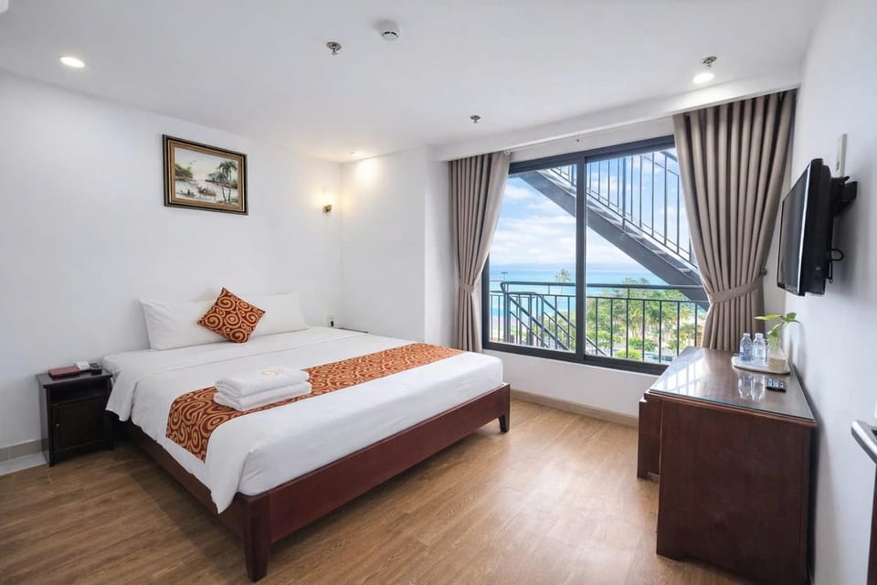 Bed, Natural landscape, TV and multimedia, View (from property/room), Balcony/Terrace, Photo of the whole room, Bedroom