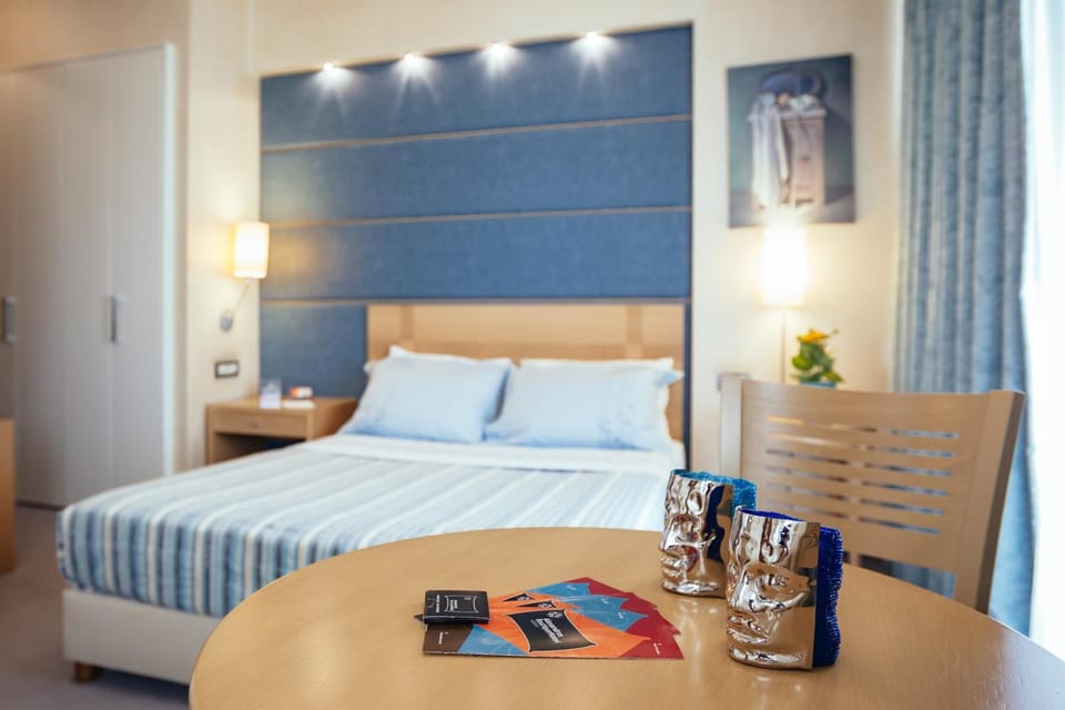 Photo of the whole room, Decorative detail, Dining area, Bedroom, Sea view